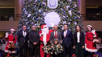 台北晶華酒店於酒店中庭打造3層樓高、總高近12公尺的耶誕樹，今（27）日晚間舉辦點燈儀式。（圖／晶華酒店提供）