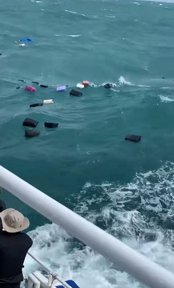 一艘在泰國島嶼間航行的渡輪，甲板上行李沒固定好，船遇上大浪就紛紛落海。（圖／翻攝自抖音）