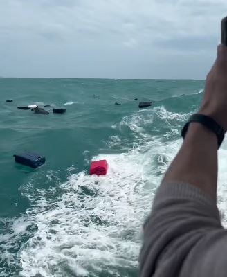 船員不打算掉頭，渡輪上的旅客眼睜睜看著行李隨海漂走。（圖／翻攝自IG）