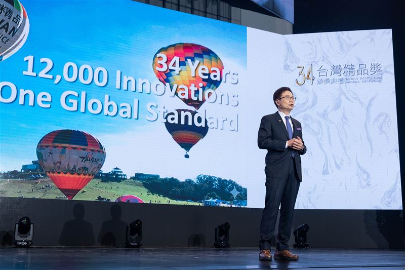 第34屆台灣精品獎揭曉，10件金質獎產品引領全球，展現台灣AI創新與永續設計能量。頒獎典禮首度移師北藝中心，並邀請舞鈴劇場演出，融合科技與藝術，象徵台灣精品精神與文化魅力。「Team Taiwan」將攜精品品牌挺進國際。（圖／外貿協會提供）