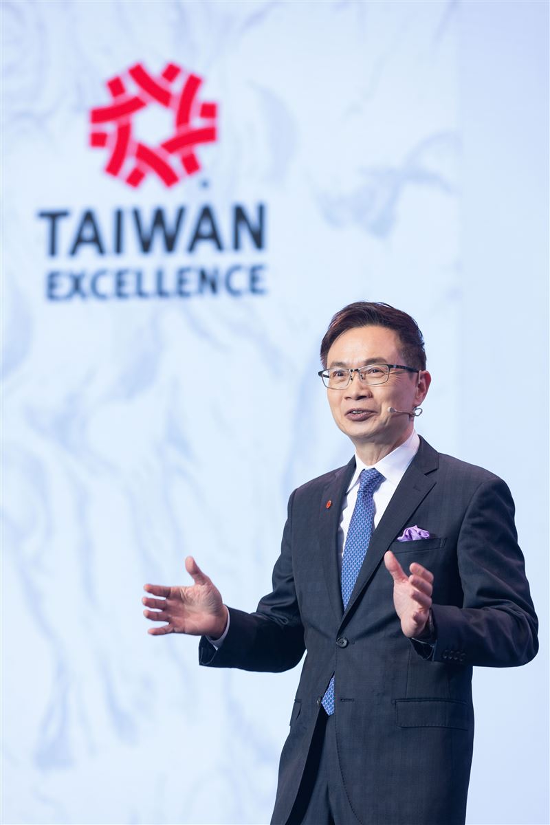 第34屆台灣精品獎揭曉，10件金質獎產品引領全球，展現台灣AI創新與永續設計能量。頒獎典禮首度移師北藝中心，並邀請舞鈴劇場演出，融合科技與藝術，象徵台灣精品精神與文化魅力。「Team Taiwan」將攜精品品牌挺進國際。（圖／外貿協會提供）