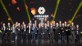 第34屆台灣精品獎揭曉，10件金質獎產品引領全球，展現台灣AI創新與永續設計能量。頒獎典禮首度移師北藝中心，並邀請舞鈴劇場演出，融合科技與藝術，象徵台灣精品精神與文化魅力。「Team Taiwan」將攜精品品牌挺進國際。（圖／外貿協會提供） 