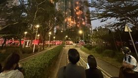 香港宏福苑居民目睹家園燒毀（1）住在香港宏福苑的Dorz接受中央社電話訪問表示，昨晚至凌晨一直在警方封鎖線外，看著自己居住的大樓愈燒愈猛，祖母打拚一生買下的房子付諸流水，自己的回憶也被燒掉。圖為Dorz拍攝到火勢情況。（受訪者提供）中央社記者陳鎧妤傳真　114年11月27日