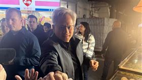 黃仁勳現身通化夜市買水果。（圖／網友Threads＠jx181.4授權提供，未經同意請勿轉載）