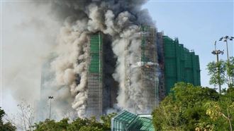 心碎一幕！香港大火…翁悲喊：妻還在裡面