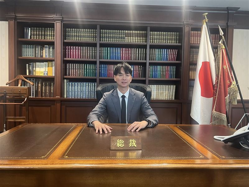 黃國昌率團訪日，民眾黨議員陳宥丞坐高市早苗位置上拍照被罵爆。（圖／翻攝自陳宥丞臉書）