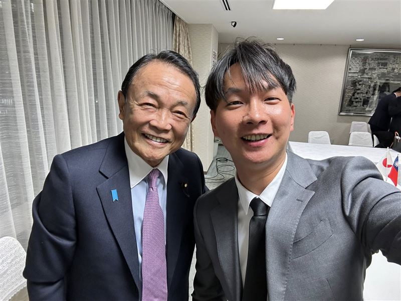 黃國昌率團訪日，民眾黨議員陳宥丞PO出與麻生太郎的合照，被抓包是「拿舊照取暖」。（圖／翻攝自陳宥丞臉書）