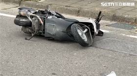 台中,台中市,騎士,路樹,早餐,道路,霧峰區,自撞,命危,送醫（圖／翻攝畫面）