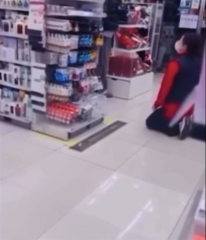 韓國大創女店員勸阻客人孩子亂跑，被奧客媽罵到下跪求饒。（圖／翻攝自threads）