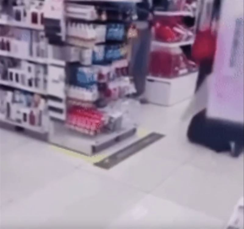 紅衣女店員不斷摩擦手掌祈求原諒。（圖／翻攝自threads）