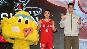 HBL南山黃瀚陞無緣預賽　謝旻耕被點名頂替114學年度高中籃球甲級聯賽HBL男子組預賽29日起將登場，傳統勁旅南山高中在當家射手黃瀚陞（左）確定因傷缺席預賽下，教練27日在賽前記者會特別點名謝旻耕（右）頂替空缺。中央社記者張皓安攝　114年11月27日