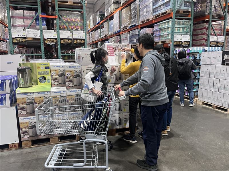 大同電鍋瞬間被搶光，廠商還在補貨的同時，已經有民眾在一旁等著要採買了（圖／記者賴俊佑攝影）