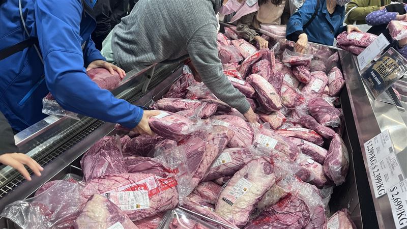 好市多黑五美國牛肉優惠只有一天，民眾搶翻、畫面震撼。（圖／記者賴俊佑攝影）