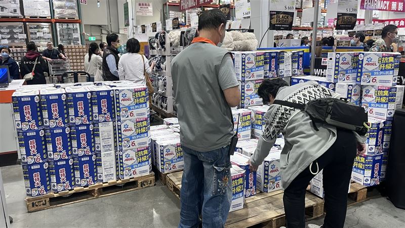 好市多黑五洗衣精祭出年度最殺優惠，民眾一次搬6箱回家。（圖／記者賴俊佑攝影）
