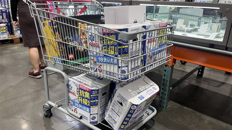 好市多黑五洗衣精祭出年度最殺優惠，民眾一次搬6箱回家。（圖／記者賴俊佑攝影）