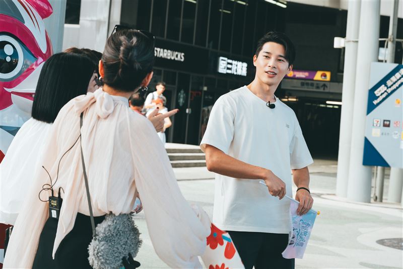 宋偉恩成鮮肉導遊，自嘲「即期品」讓姐姐儘早享用。（圖／東森綜合台提供）