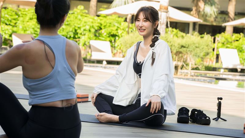 曾莞婷性感曲線畢露，彎腰伸展喊收費！（圖／東森綜合台提供）