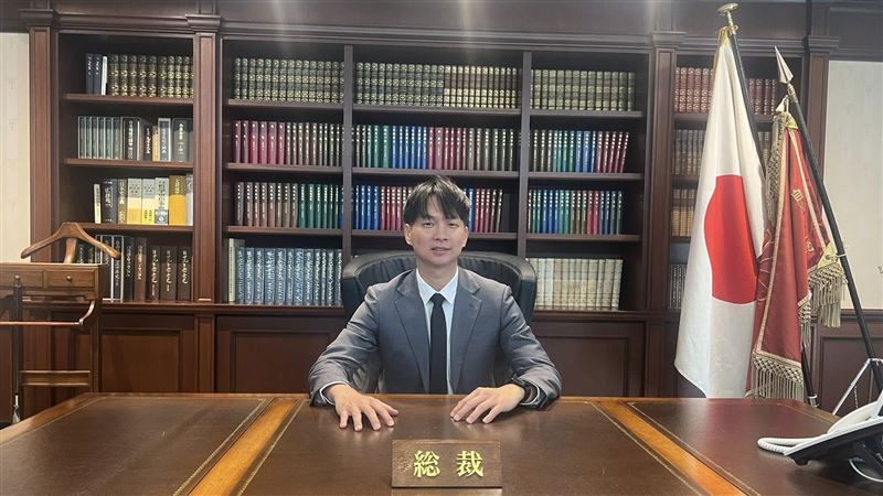 PO舊照、坐高市辦公桌挨酸　陳宥丞反嗆