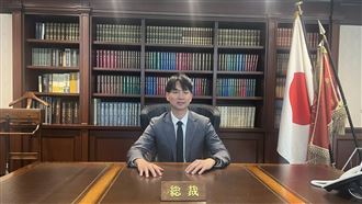 PO舊照、坐高市辦公桌挨酸　陳宥丞反嗆