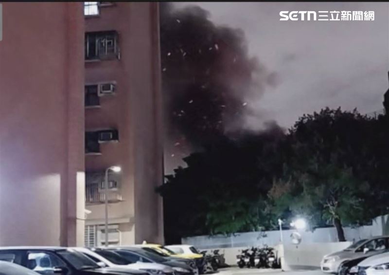 北市雙和市場大火造成邱姓老翁全身60%二度灼傷送醫。（圖／翻攝畫面）