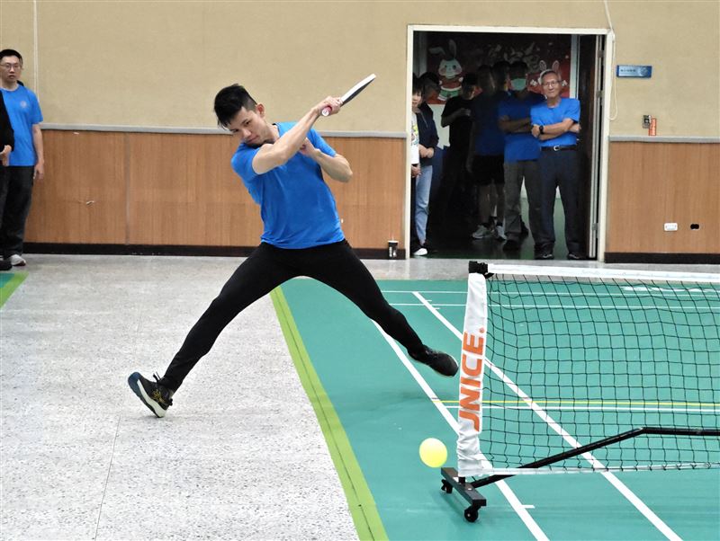 保六總隊辦感恩節友誼賽　切磋球技