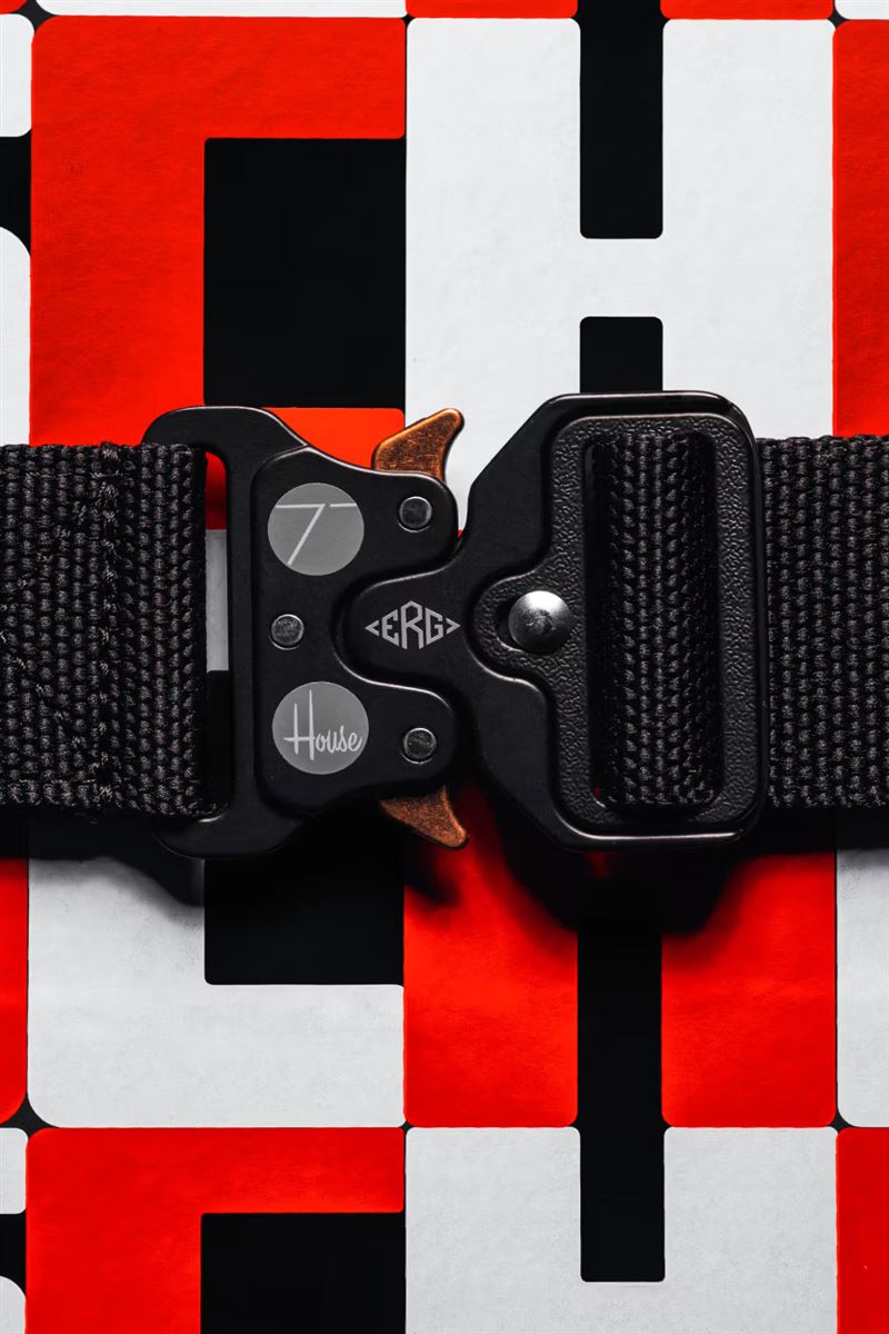 外側的固定帶以賽車安全帶來設計。（圖／翻攝Type 7網站）