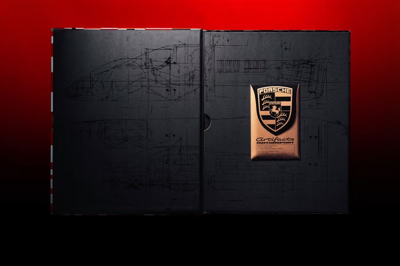 保時捷《Artifacts: Porsche Motorsport》紀念冊，記錄超過250件珍貴物件。（圖／翻攝Type 7網站）