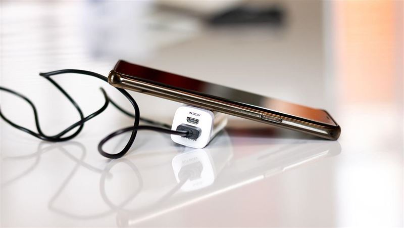 香港大火釀94死　電動車主通宵放電助災民