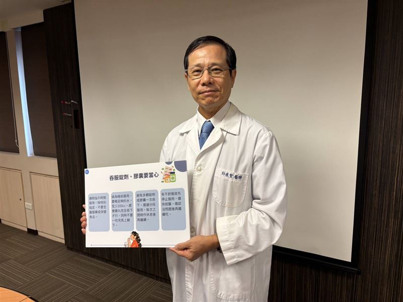 邱展賢醫師提醒，避免多顆錠劑或膠囊一次吞下，建議分段服用。（圖／記者簡浩正攝影）