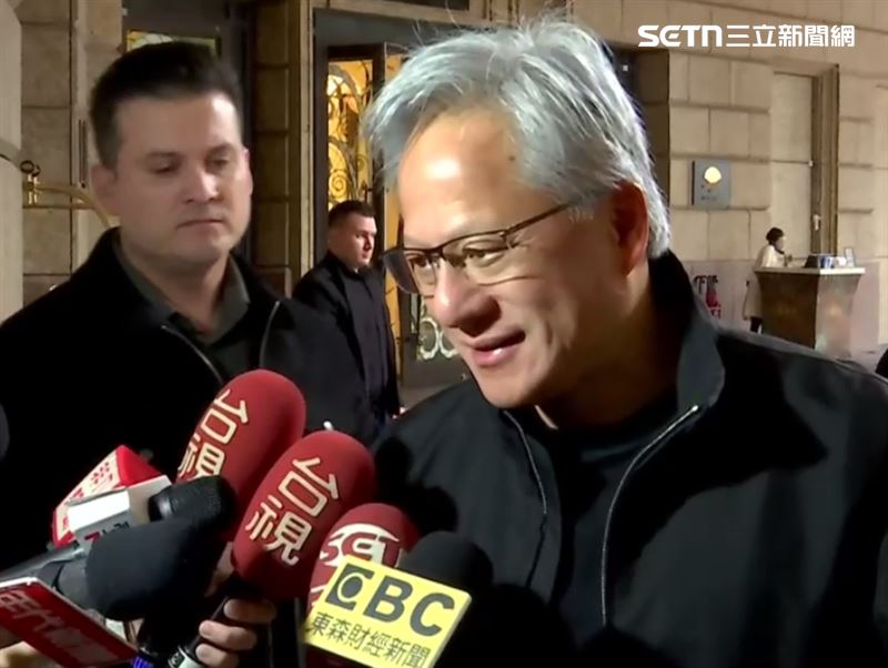 AI教父黃仁勳提前返台,未來一週將密集會面張忠謀、林百里與魏哲家,台灣AI供應鏈高層大集合,讓市場高度關注下一步布局動向。黃仁勳鬆口談輝達台北新辦公室,27日可望會參與輝達新總部也就是位於北士科的動工、與北市府餐敘,並同時透露本週有望公開新大樓設計。(圖/三立新聞)