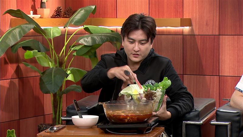 黃靖倫吃鍋酷愛喝湯底 有中重度脂肪肝。（圖／年代提供）