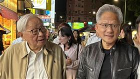 黃仁勳回台挺台灣不藏了！《黃仁勳傳》作者史蒂芬.維特曝光輝達已成地球上最重要的股票。（圖／寧夏夜市榮譽會長提供）