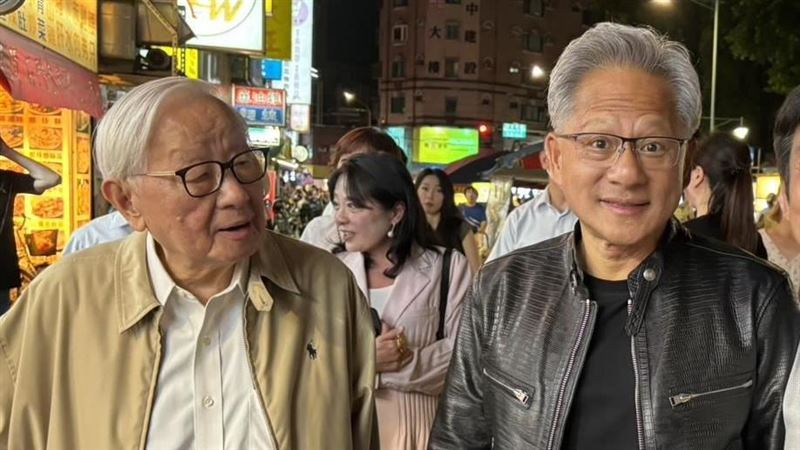黃仁勳回台挺台灣不藏了！《黃仁勳傳》作者史蒂芬.維特曝光輝達已成地球上最重要的股票。（圖／寧夏夜市榮譽會長提供）