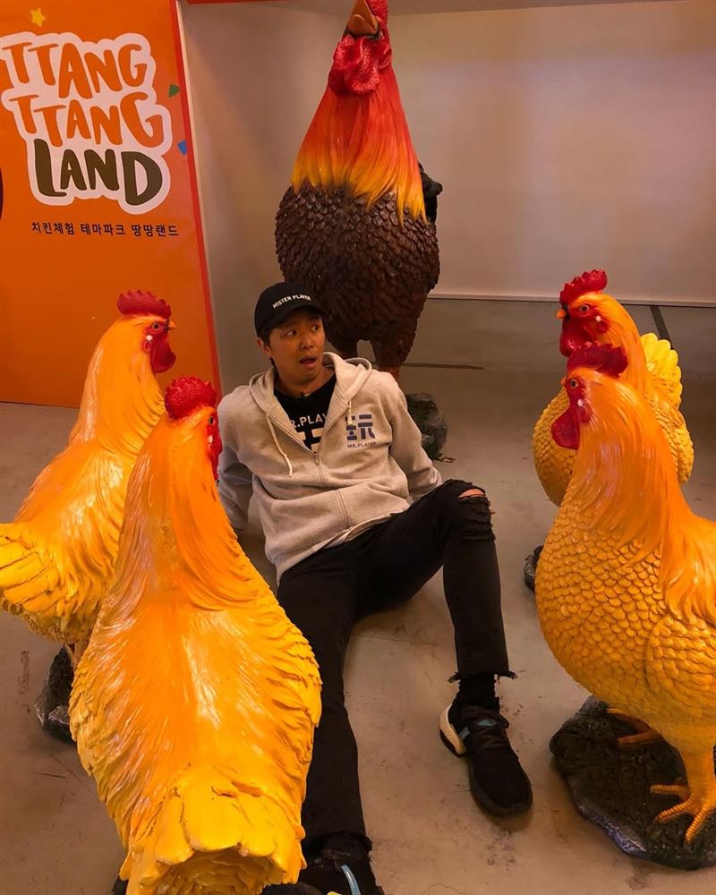 黃鴻升被公雞群雕塑裝飾給包圍。（圖／翻攝自IG @circuskidd）