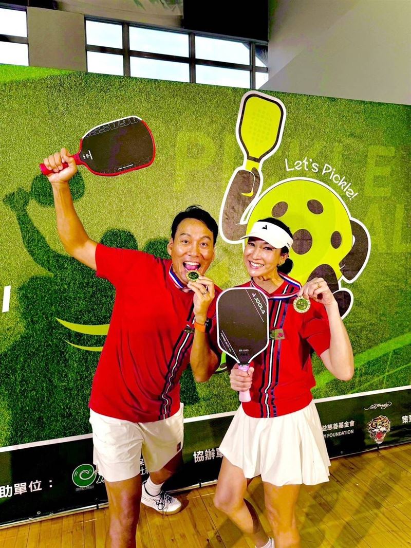 近年來匹克球運動在台灣掀起風潮，演藝圈夫妻檔艾力克斯與李詠嫻也迷上。（圖／艾迪昇提供）