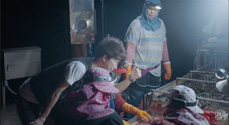 陳亭妃走入魚塭、坐上漁船、下到牡蠣棚旁的作業平台，最新競選廣告28日上架。（圖／陳亭妃YT）