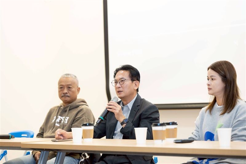 林俊憲與金曲歌王王謝銘祐與金鐘導演紀倪君攜手合作《獻予你》。（圖／林俊憲競選團隊提供）