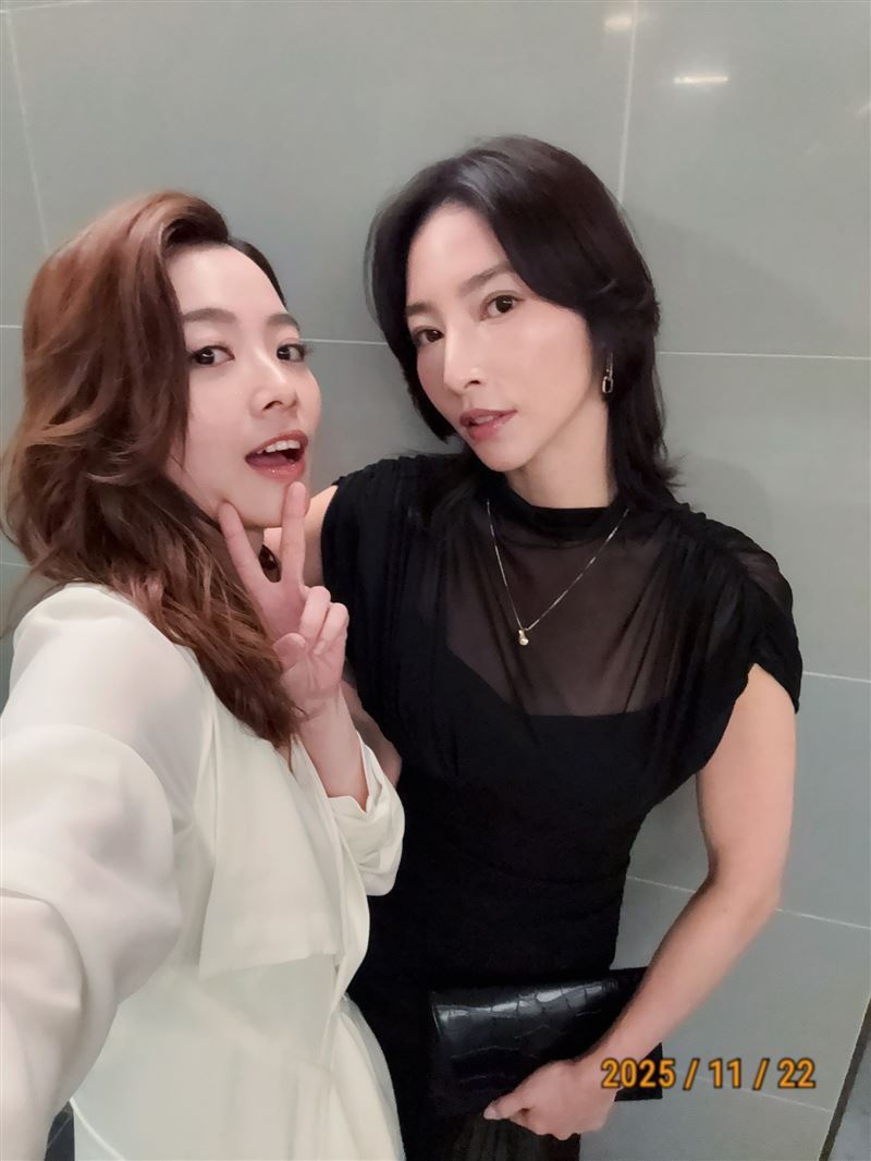 左起程雅晨、張家瑋兩人收工秒變擺拍照現場笑聲不斷。（圖／民視提供）