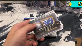 網紅拉西哥開到全球唯一的大谷翔平親簽神卡。（圖／翻攝自YouTube）