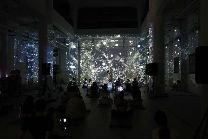 視覺團隊「本源共振」在2025花蓮身體藝術節呈現光影視覺效果。（圖／本源共振提供）