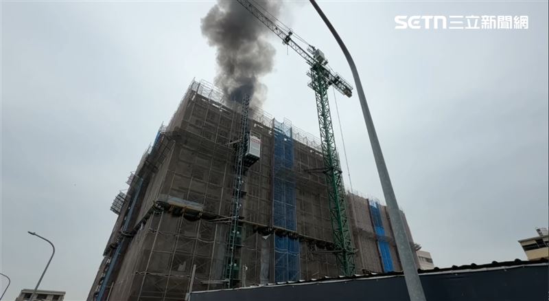 新建案7樓起火延燒到8樓，一名工人受困6樓電梯。（圖／翻攝畫面）