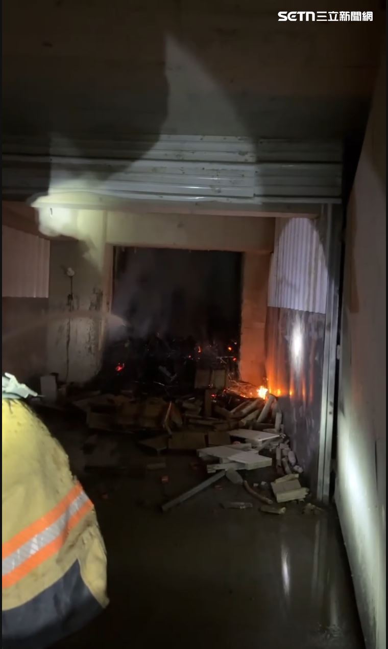 灰燼掉落B1又造成延燒。（圖／翻攝畫面）