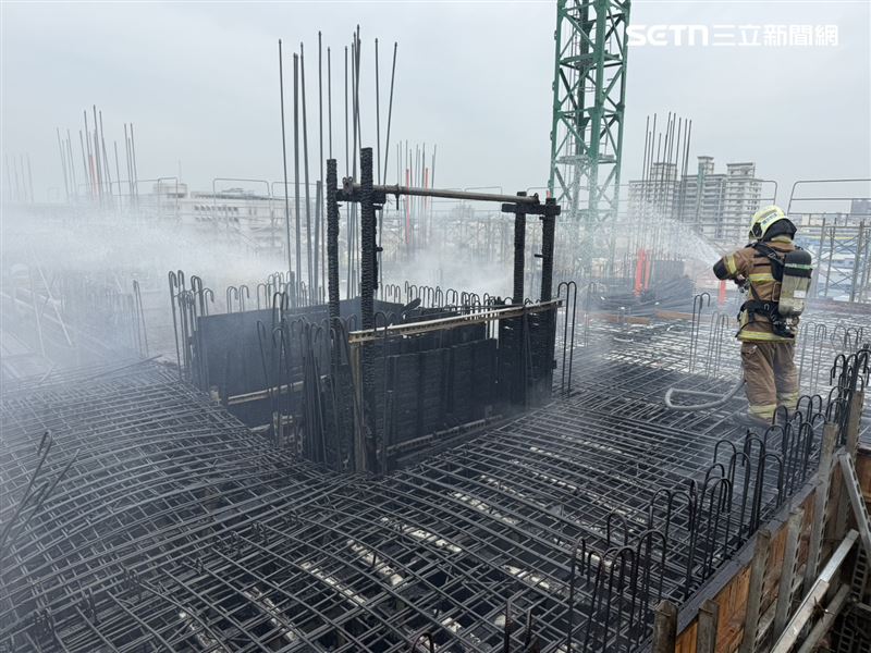 台南新營區一新建案大樓工地火警。（圖／翻攝畫面）