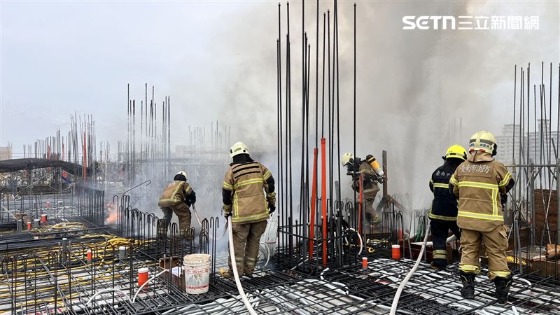 台南新營大樓新建案突竄火舌，消防局立即派遣人車前往。（圖／翻攝畫面）
