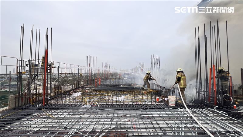 台南新營區一新建案大樓工地火警。（圖／翻攝畫面）