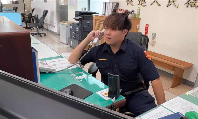 台中市工業區派出所員警陳弘瑋表示，因不忍心看男子煩惱不知如何回高雄，才會出手相助。(圖／翻攝畫面)