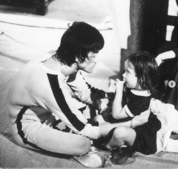 李小龍「沒有死」！他的女兒李香凝曝光真實原因「似水無形哲學精神啟發世人」催淚震撼全網。（圖／翻攝自IG @therealshannonlee）