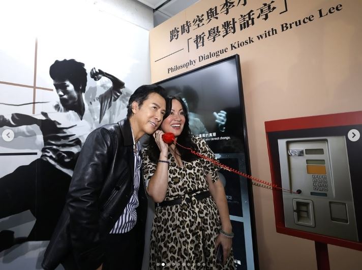 李小龍「沒有死」！他的女兒李香凝曝光真實原因「似水無形哲學精神啟發世人」催淚震撼全網。圖為 《李小龍誕生85周年紀念展：無形之道》日期：2025年11月25日至12月8日 地點：港鐵香港站「港鐵藝術舞臺」。（圖／翻攝自IG @therealshannonlee）