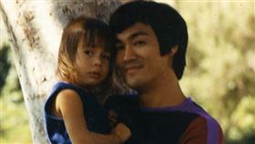 李小龍「沒有死」！他的女兒李香凝曝光真實原因「似水無形哲學精神啟發世人」催淚震撼全網。（圖／翻攝自IG @therealshannonlee、大是文化提供） 