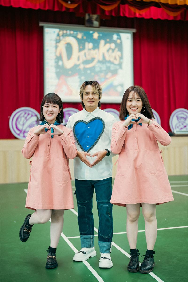 羅文裕攜手彤溫岑二重唱出席創作校歌發表。（圖／中央客委會提供）